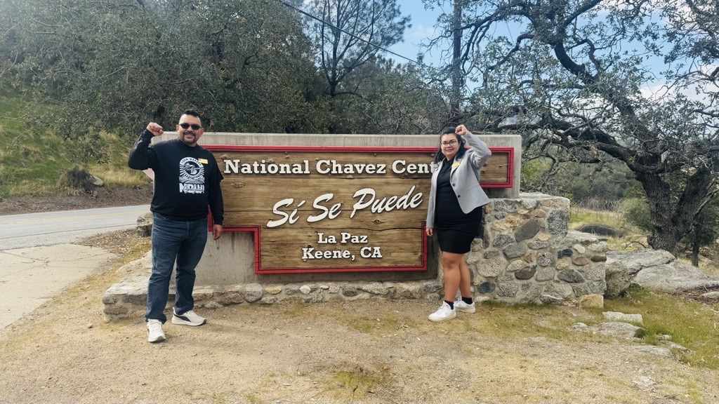 El organizador de Michigan Daniel Oropeza y la Directora Estatal de Michigan Amanda Villa visitan el Centro Nacional Chávez en La Paz, CA.